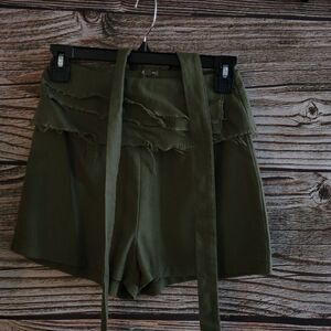 Mint Vanilla 46% linen Women's Shorts size: 6 green fatigue Pre-owned